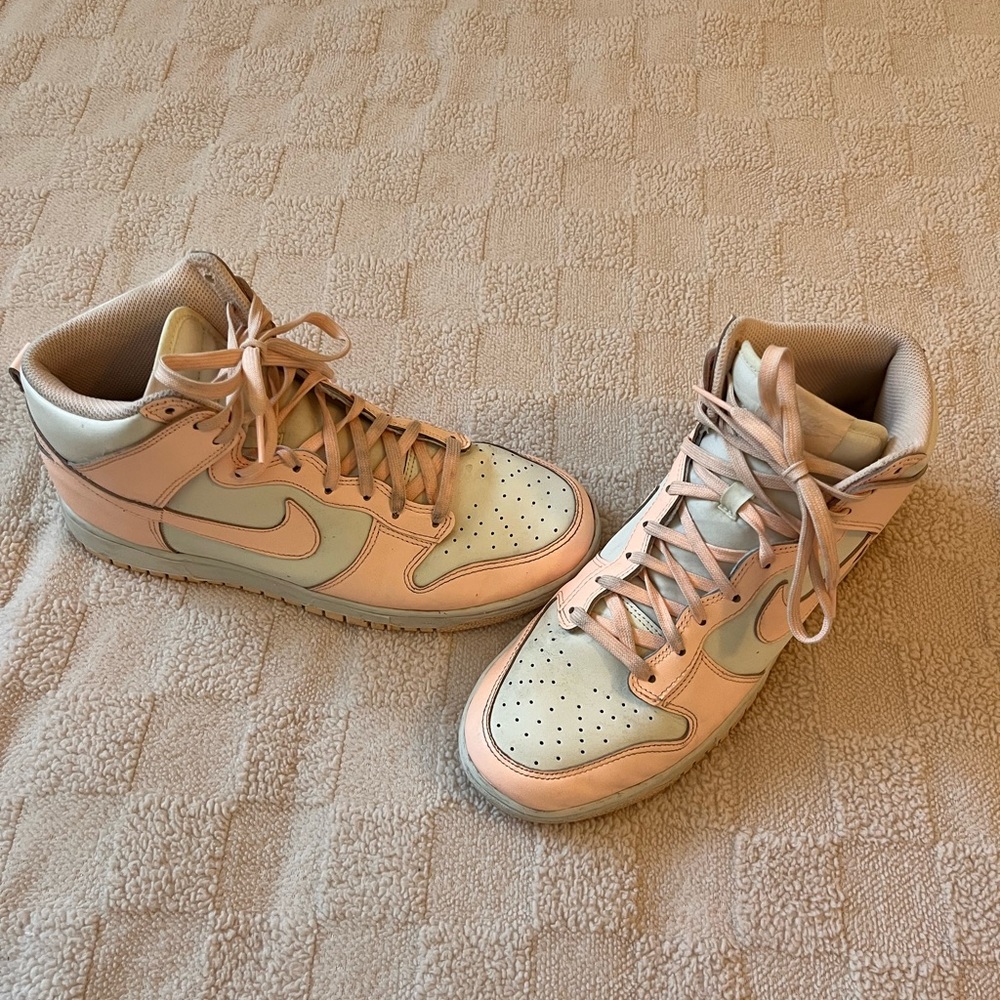 Nike Dunk High Women’s - Crimson Tint